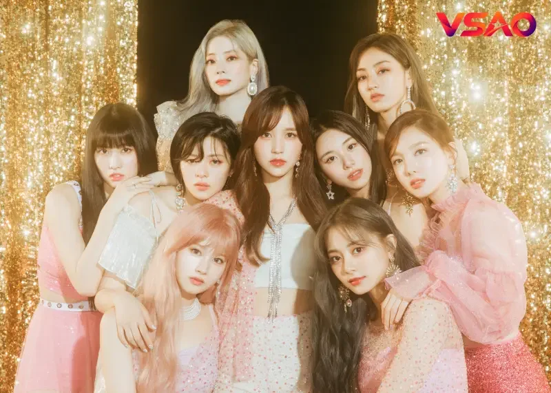 TWICE: Có các thành viên người Nhật Bản (Mina, Sana, Momo) và Đài Loan (Tzuyu) bên cạnh các thành viên người Hàn.