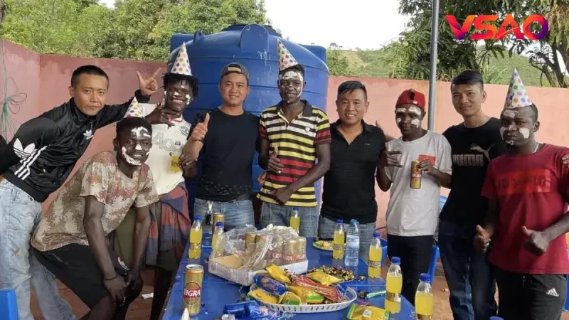 Quang Linh Vlogs và các thành viên Team Châu Phi