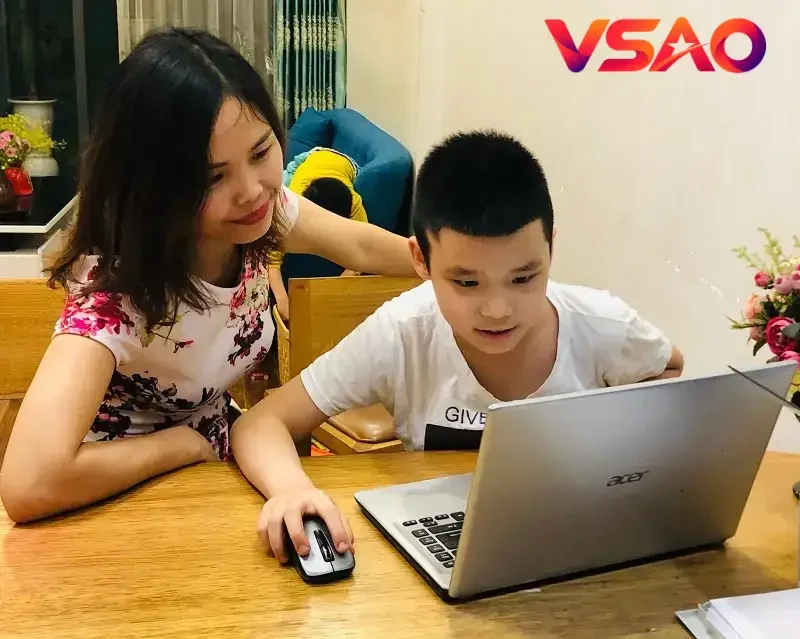 Phụ huynh đồng hành khi trẻ xem video trên mạng