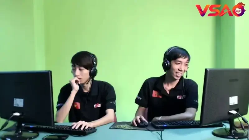 ViruSs (trái) và Violet, HLV của EVOS eSports tương tác cùng người hâm mộ với tư cách tuyển thủ chuyên nghiệp.