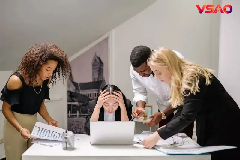 Minh họa cảnh báo các rủi ro khủng hoảng truyền thông và hậu quả pháp lý khi đăng tải thông tin ẩm thực sai lệch.