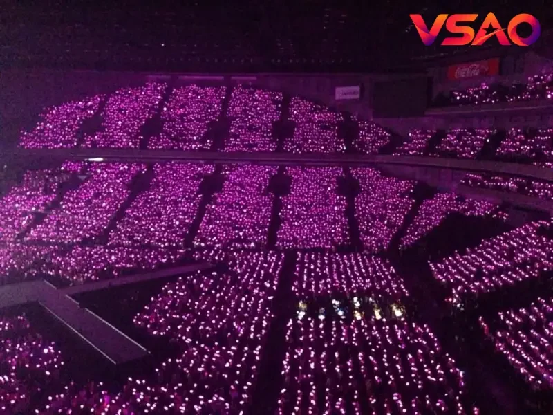 Không gian rực rỡ ánh sáng lightstick tại một buổi concert quy mô toàn cầu