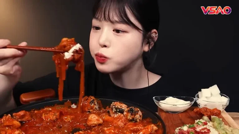 Mukbang là gì? Nguồn gốc và các dạng nội dung video ẩm thực
